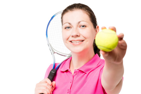 幸福的年轻女人，在白色背景上显示一个网球