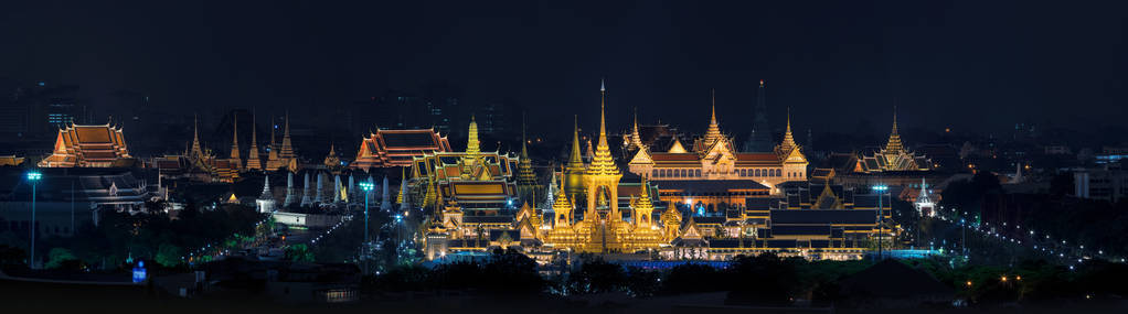 全景 Adulyadejaadej 皇家葬礼柴堆的建筑工地在曼谷 Sanam 的黄昏, 背景是泰国宫殿