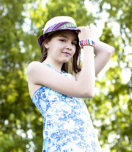 美丽的自然风光小女生女生戴眼镜服饰，明亮的阳光灿烂的夏天一天户外新鲜空气想法概念时尚风格的帽子，poname