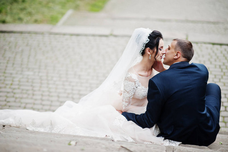 婚礼情侣特写照片在公园里坐着接吻