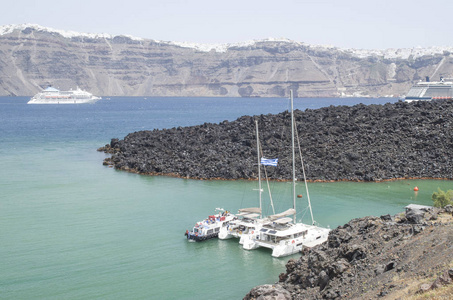 Greec 圣托里尼附近 Kameni 岛 Ccatamarans 港