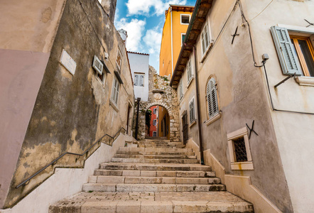 罗维尼, 伊斯特拉, 克罗地亚 老镇的古老的台阶胡同
