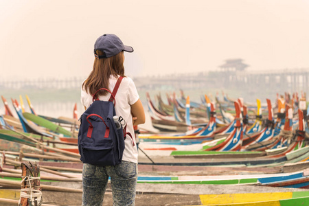 年轻女性旅行者看着乌本桥