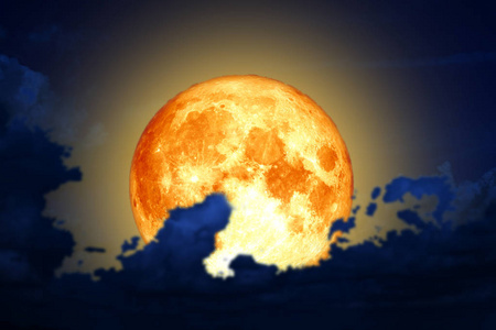 完整的蠕虫月亮背面剪影云在夜空中, 这个形象的元素由 Nasa 提供