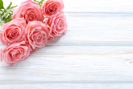 束粉色玫瑰白色木制的桌子上