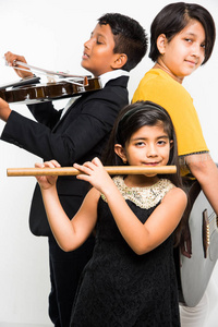 印度的孩子在玩吉他，小提琴，长笛，演唱小乐器的乐队，在白色的背景分离等