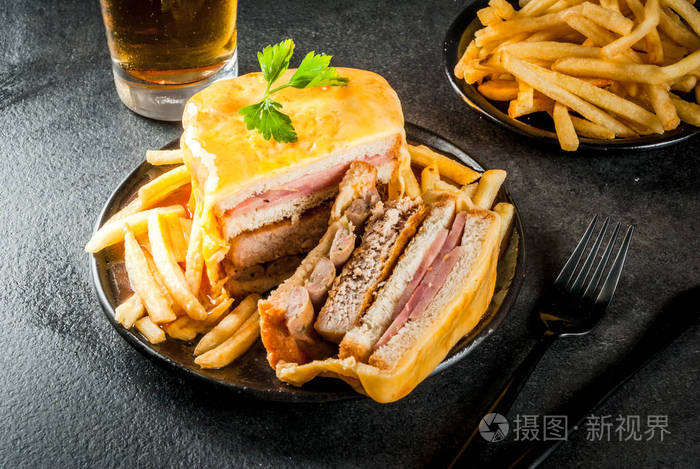传统的葡萄牙休闲食品.francesinha 的面包的三明治
