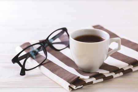 冲杯咖啡，在白色的木桌上的眼镜