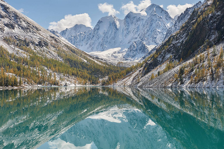 雪覆盖冬季高山湖泊，俄罗斯 西伯利亚 阿尔泰山，丘亚岭