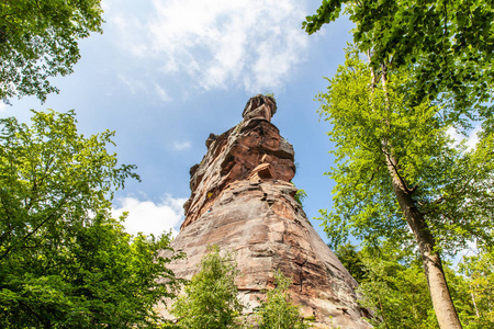 德国南部的红色砂岩攀登岩石法国森林自然