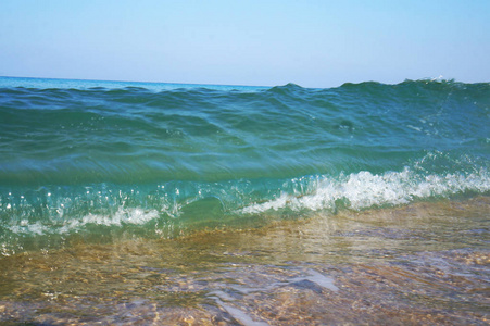关于沙滩海中的波浪