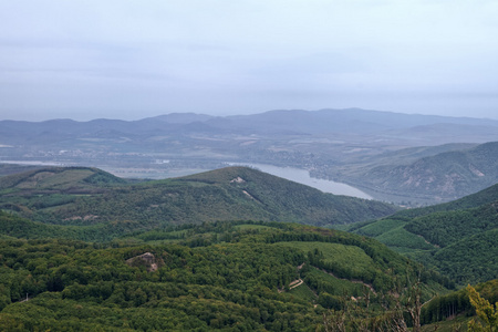 有条河与群山的风景