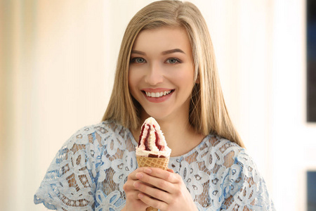 冰淇淋的年轻女人