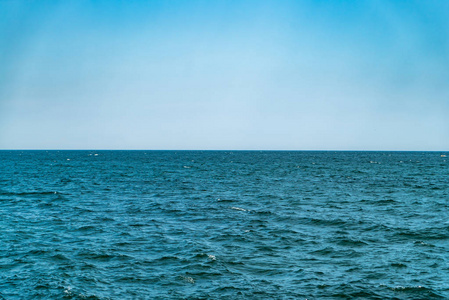 海的地平线。蓝色的水和天空