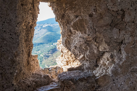 山在风景从一个洞 Sermoneta 古色古香的石墙壁在中世纪镇