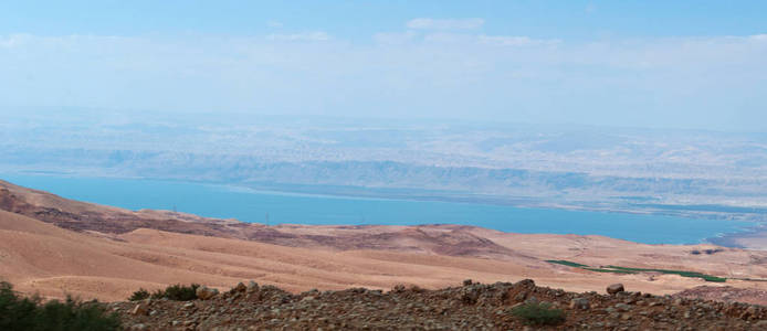 约旦 岩石景观与死海或地球最低海拔在陆地上，向东 以色列及巴勒斯坦约旦接壤，西与盐湖盐海的看法