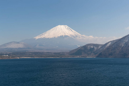 春季富士山与 Motosu 湖