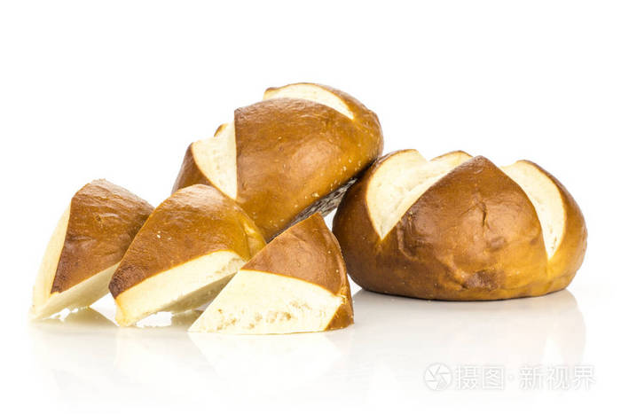 两个巴法力亚面包包子和三片被隔离在白色背景新鲜烘烤 loave