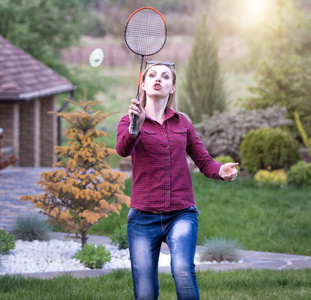 漂亮的年轻女人打羽毛球