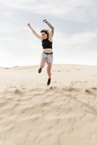 跳在沙子的妇女
