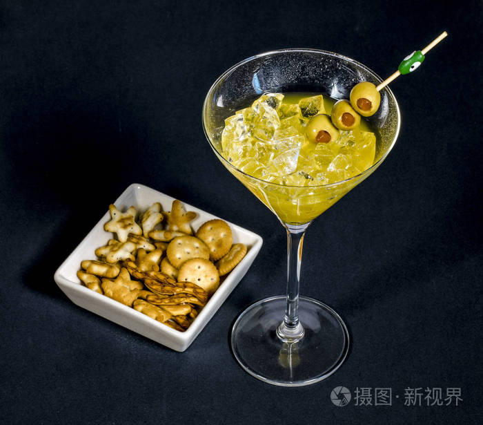 黑上桌上的橄榄杯鸡尾酒马丁尼特写