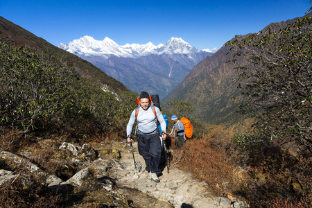 徒步旅行者在山上走