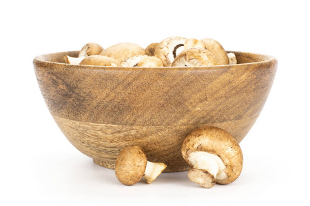 棕色 champignons 在一个木碗孤立的白色背景新鲜生蘑菇