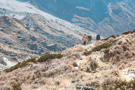 徒步旅行在山中小径