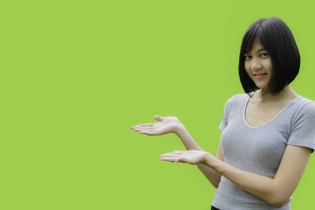 女人的手打开手掌放在绿色背景