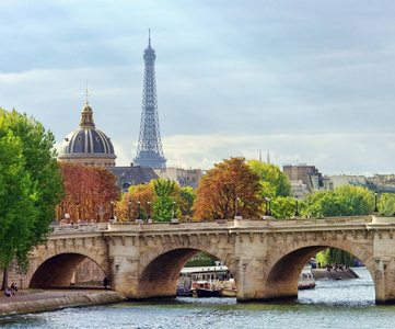 埃菲尔铁塔和塞纳河的巴黎城景