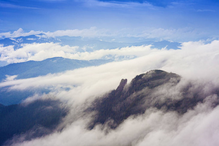罗马尼亚 Ceahlu 山上的雨云和雾