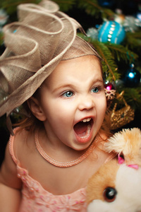一个小女孩与圣诞树圣诞的肖像