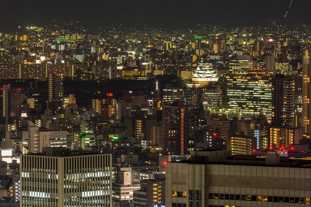 大阪城堡与天际线建筑物在晚上