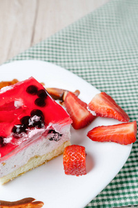 草莓果冻打顶新鲜烤的蛋糕