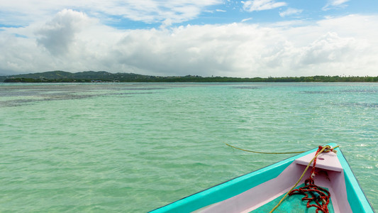 小船前面观无芒土地和尼龙池在多巴哥加勒比海