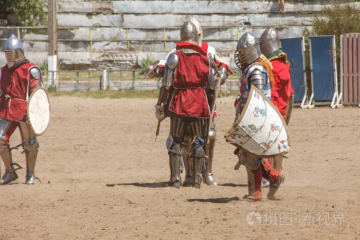 中世纪文化节的骑士战役.全副武装的骑士们在竞技场上用剑战斗