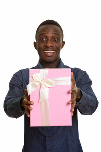 快乐非洲帅哥笑着给了礼品盒