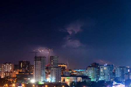 雷 照明和风暴在黑暗的夜空