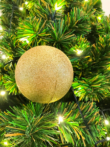 黄金球挂在圣诞树上