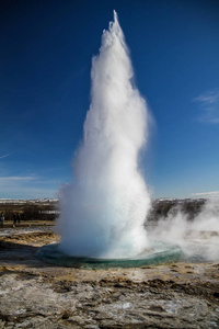 Geysir destrict 在冰岛。Strokkur 间歇泉爆发在 Haukadalur 地热区, 部分的黄金循环路线, 在