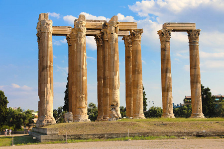 奥林匹亚宙斯神庙或 Olympieion 是希腊纪念碑 前的巨大神殿，在希腊首都雅典市中心