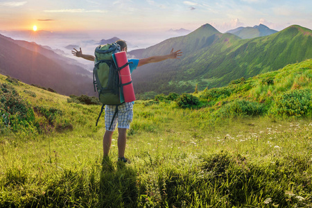 徒步旅行者背包站在山