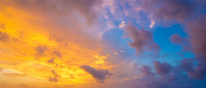 日落和日出的天空。橙色的日落天空。美丽的天空