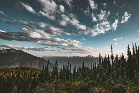 日落景色从芒雷弗尔斯托克横跨森林与蓝天和云彩。不列颠哥伦比亚省加拿大