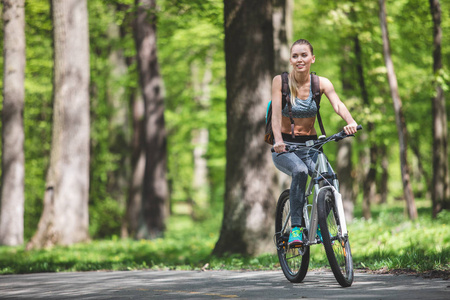 宁静的运动妇女在郊游时使用自行车
