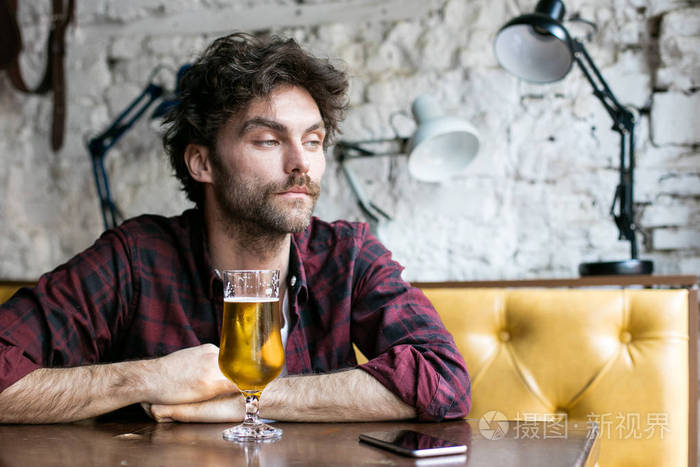 在一家酒吧喝啤酒的男人照片-正版商用图片0q8m10-摄