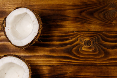 新鲜成熟的椰子在乡间的木桌上。顶部视图, 复制空间
