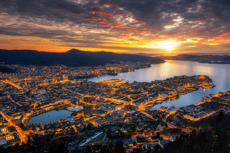 卑尔根的全景从埃尔吉亚斯弗罗伊恩山, 卑尔根, 挪威在日落