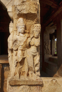 杜迦寺, Aihole, Bagalkot, 卡纳卡, 印度的入口门廊的清醒和方形柱子上雕刻的数字。寺庙的 Galaganath