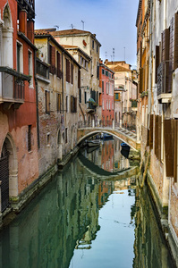 典型的威尼斯运河与平底船, 意大利